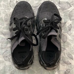 Like new/ barely worn memory foam sneakers